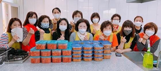 NSP통신-▲청양군 여성자원봉사회원들이 취약계층에 밑반찬을 전달했다. (청양군)
