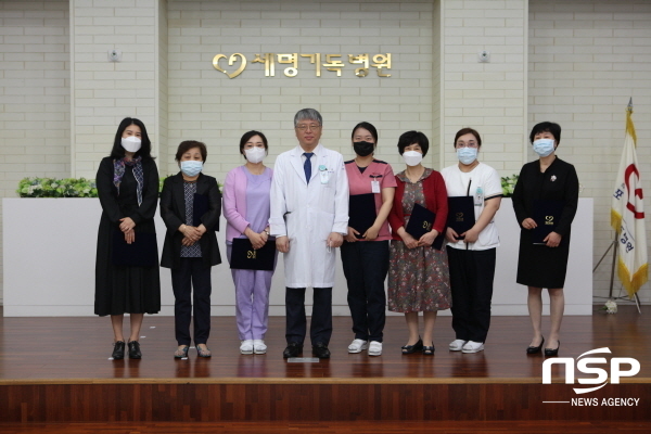 NSP통신-포항세명기독병원 제4회 투병·간병 수기 공모전 수상자 단체사진 (포항세명기독병원)