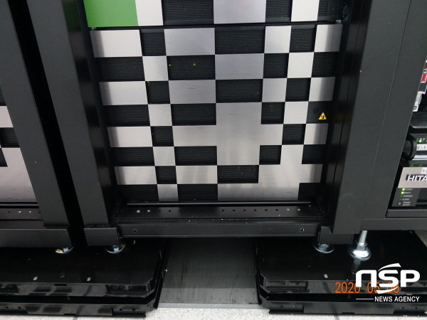 NSP통신-경상북도교육청은 지진으로부터 진동과 충격에 민감한 각종 서버 등 정보기술장비 보호를 위해 도 교육청 내 정보시스템실에 면진(免震:지진으로부터 격리시킴)테이블을 설치했다고 13일 밝혔다. (경상북도교육청)