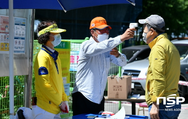 NSP통신-강변파크골프장 이용자 입장 시 마스크 착용 및 발열체크를 하고 있다. (대구시)