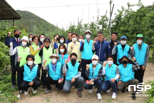 NSP통신-의성군은 14일 본격적인 농번기를 맞아 농림축산식품부, 경북도청 및 농협직원들과 함께 대대적인 일손 돕기에 나섰다 (의성군)