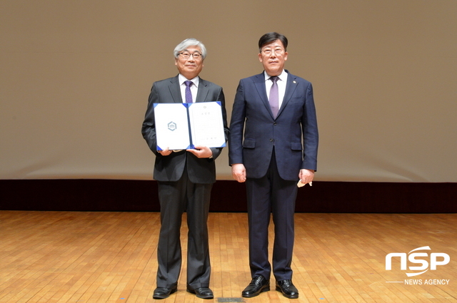 NSP통신-한약자원개발학과 박종철 교수,고영진 순천대총장(좌로부터) (순천대학교)