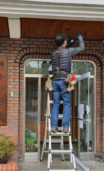 NSP통신-시흥시 관계자가 경로당의 노후된 전등을 LED 전등으로 교체하고 있다. (시흥시)