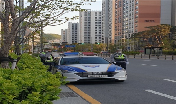 NSP통신-교통경찰관들이 캠코더 단속 장비를 이용해 이륜차 법규위반 행위를 단속하고 있다. (성남수정경찰서)