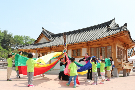 NSP통신-경기 유아문화예술교육 지원사업에 2년 연속 선정된 김포문화재단 영유아 프로그램 모습. (김포문화재단)