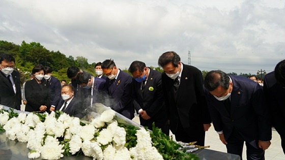 NSP통신-이낙연 국회의원 당선자와 일행들이 5·18 광주민주화운동 희생자들에게 참배하고 있다. (이낙연 당선자 사무실)