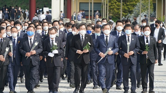 NSP통신-이낙연 국회의원 당선자와 일행들이 5·18 광주민주화운동 희생자들에게 대한 참배 위해 걸어가고 있다. (이낙연 당선자 사무실)