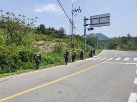 [NSP PHOTO]영암군 학산면, 주요 도로변 풀베기작업 구슬땀