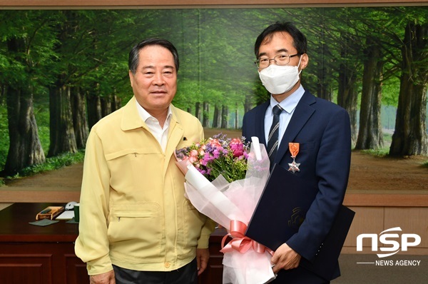 NSP통신-최형식 담양군수가 지난 18일 군청에서 이철규 담양군농업기술센터 과장(사진 오른쪽)에게 근정포장을 전수하고 있다. (담양군)