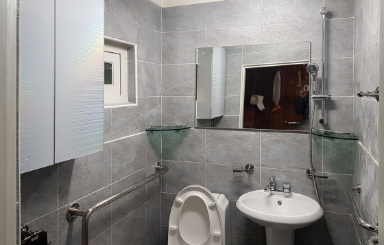NSP통신-관내 한 장애인 가구에 주택개조사업으로 안전바 설치 등 화장실을 리모델링 한 모습. (용인시)