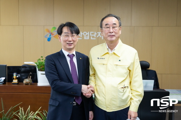 NSP통신-장세용 구미시장은 19일 한국산업단지공단 대구경북지역본부를 방문해 김정환 이사장과 함께 경북 산단대개조 사업의 성공적 추진을 위한 논의의 시간을 가졌다 (구미시)