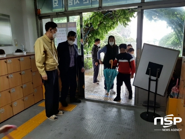 NSP통신-20일 울릉 남양초에서 최영택 교육장이 등교하는 학생들을 맞이하고있다. (울릉교육지원청)