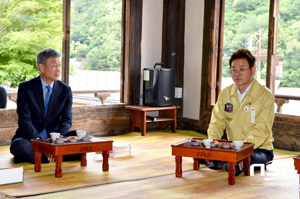 NSP통신-이철우 경상북도지사는 박삼득 국가보훈처장, 권영세 안동시장과 함께 20일 임청각을 방문해 보훈정책에 대해 다양한 의견을 교환했다. (경상북도)