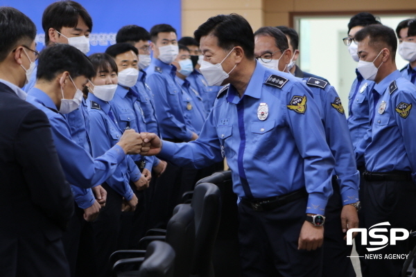 NSP통신-지난 20일 김홍희 해양경찰청장이 동해지방해양경찰청에 방문해 주먹인사를 하고있다. (동해지방해양경찰청)