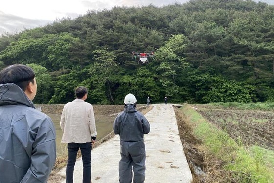 NSP통신-▲청양군이 드론을 활용한 항공방제를 실시한다. (청양군)