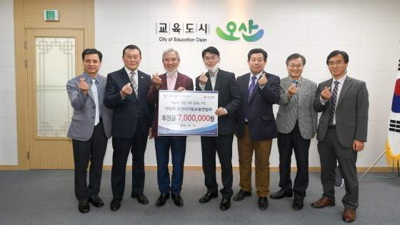 NSP통신-19일 곽상욱 오산시장(왼쪽 세번째)과 오산시기독교총연합회 관계자들이 성금 기탁 후 기념촬영을 하는 모습. (오산시)