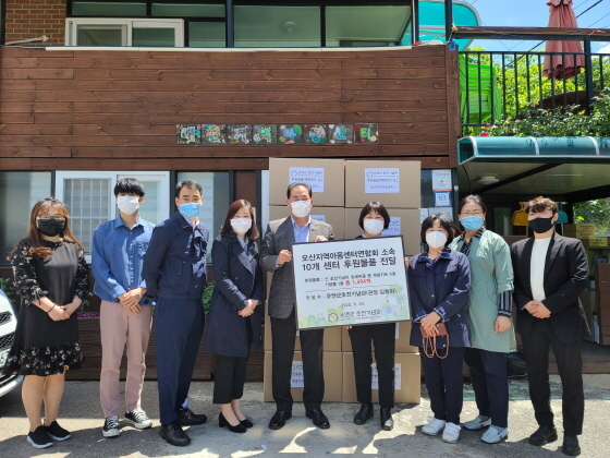 NSP통신-유엔군 초전기념관 관계자들이 교구재 전달 후 기념촬영을 하는 모습. (오산시)