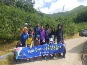 [NSP PHOTO]영덕군 종합민원처리과, 영농철 맞아 농촌일손돕기 동참