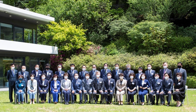 NSP통신-경기도지사 공관에서 열린 경기도지사와의 오찬 간담회 후 이재명 경기도지사(앞줄 가운데)와 경기도시·군의회의장협의회 기념촬영 모습. (성남시의회)