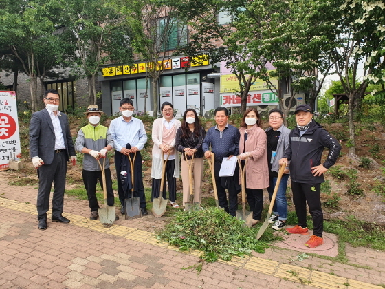 NSP통신-20일 신장동 주민자치위원회 관계자들이 환경정비 후 기념촬영을 하는 모습. (오산시)