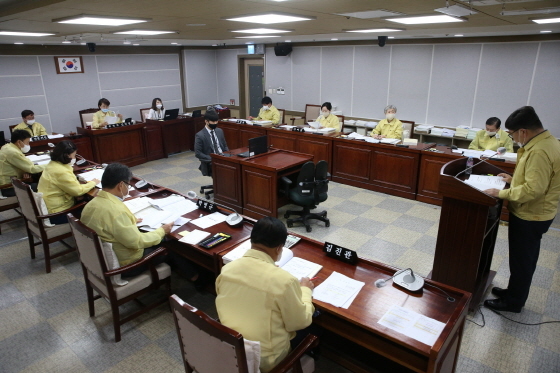 NSP통신-22일 수원시의회 교통건설체육위원회가 안건을 심사하고 있다. (수원시의회)