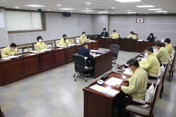 NSP통신-22일 수원시의회 문화복지위원회가 안건심사를 하고 있다. (수원시의회)