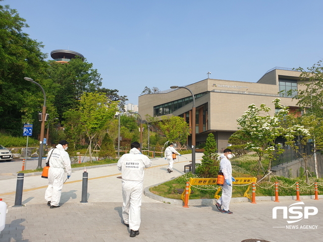 NSP통신-23일 오전 8시부터 한국환경문화사랑 임원들이 수원시 영통구에 위치한 광교호수공원을 찾아 코로나19 방역을 위한 소독 봉사활동을 전개했다. (김종식 기자)