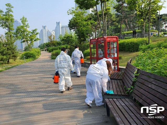 NSP통신-23일 오전 8시부터 한국환경문화사랑 임원들이 수원시 영통구에 위치한 광교호수공원을 찾아 코로나19 방역을 위한 소독 봉사활동을 전개했다. (김종식 기자)