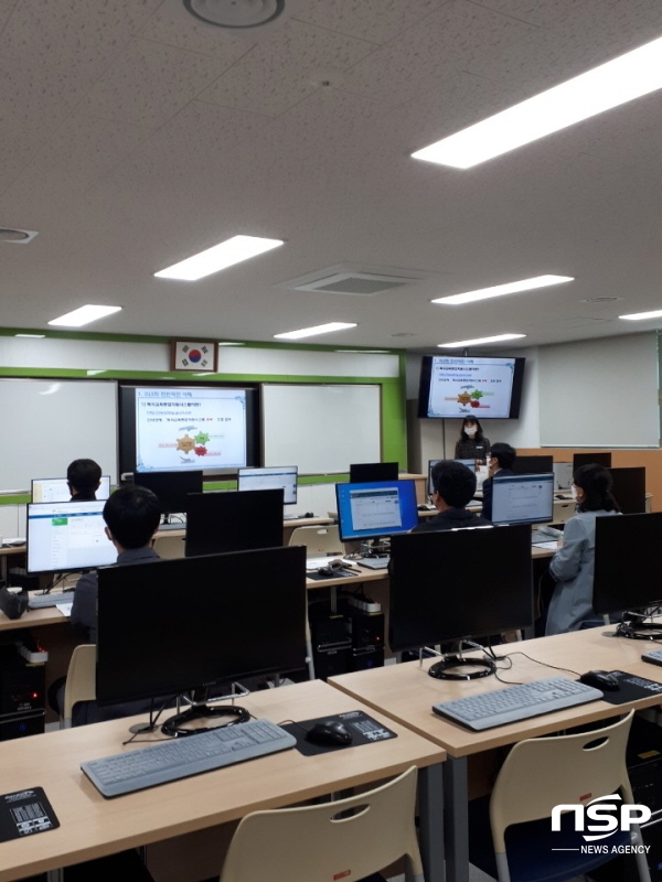 NSP통신-25일 울릉중학교 컴퓨터실에서 관내 초·중·고 학교도서관 및 독서교육 담당자들을 대상으로 독서교육종합지원시스템 담당자 지역 연수를 진행하고있다. (울릉교육지원청)