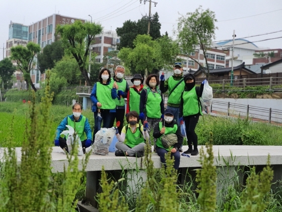 NSP통신-24일 수원 팔색길(팔색조) 봉사단이 환경정화 활동 후 기념촬영을 하는 모습. (수원시의회)