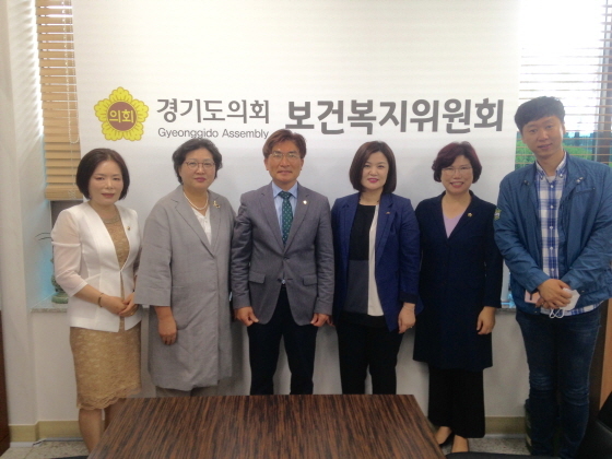 NSP통신-25일 경기도의회 보건복지위원실에서 정희시 경기도의원(왼쪽 세번째)이 경기도 사회성과 보상사업 제1호 해봄프로젝트 관련 정담회 가운데 관계자들과 기념촬영을 하고 있다. (경기도의회)