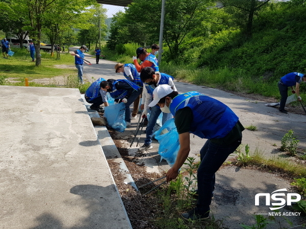 NSP통신-청송군 진보청년연합회는 지난 24일 진보면 소재지 일원에서 코로나19 극복 자연정화활동과 함께 청년이 청송의 미래다! 소통으로 길을 찾다는 주제로 윤경희 군수님 초청간담회를 실시했다. (청송군)