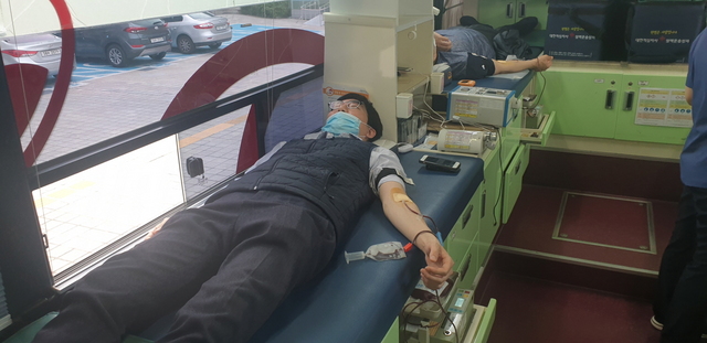 NSP통신-26일 진행한 사랑의 헌혈운동에 참여한 헌혈자의 모습. (부천시)
