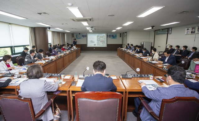 NSP통신-26일 의회 대회의실에서 안산시의회가 의원총회를 갖고 제263회 정례회 주요 안건에 대해 협의하고 있다. (안산시의회)