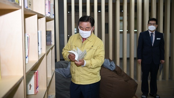 NSP통신-▲황선봉 군수가 덕산고등학교를 방문해 북카페를 점검했다. (예산군)