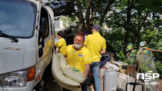 NSP통신-27일 둥글개봉사단이 착한기업들의 사료 및 물품을 후원받아 대전광역시에 위치한 유기동물보호소 사랑쉼터를 찾았다. (김종식 기자)