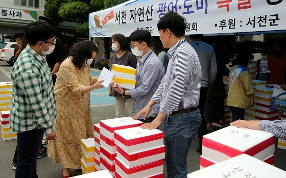 NSP통신-▲서천군이 찾아가는 자연산 광어·도미 특판 행사를 개최했다. (서천군)