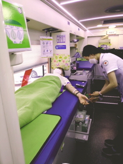 NSP통신-오산시 공직자가 헌혈을 하고 있다. (오산시)