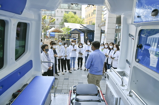 NSP통신-시흥시가 최근 코로나19 환자를 안전하게 이송할 수 있는 음압특수 구급차를 도입해 운영한다. (시흥시)