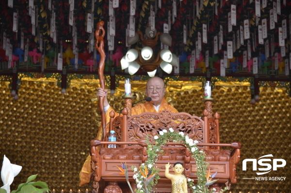 NSP통신-종정 원감 해공스님은 이날 부처님 오신 날 기념행사에 앞서 봉축 법어를 말씀하셨다. (충효사)
