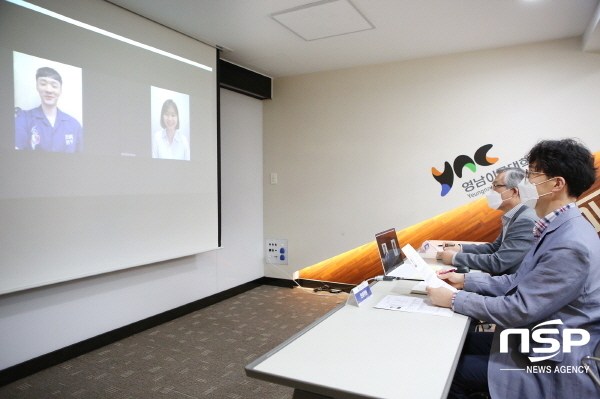 NSP통신-영남이공대 재학생들이 산학협력교육중점 교수와 온라인 진로취업 상담을 하고 있다. (영남이공대학교)