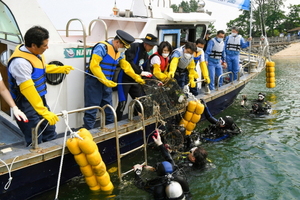 [NSP PHOTO]광양 클린오션봉사단, 해양쓰레기 수거·치어방류·수변녹지 조경 등 바다 생태 환경 보전 활동