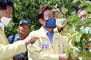 [NSP PHOTO]이철우 경북도지사, 우박피해 현장 방문 농업인 격려