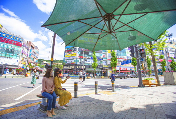 NSP통신-성남시에서 수내3동 횡단보도 앞에 설치한 폭염 방지 그늘막 모습. (성남시)