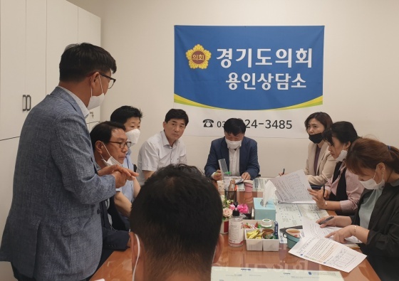 NSP통신-경기도의회 용인상담소에서 진행된 학교급식경비 학생 가정 식재료 지원사업 논의 모습. (경기도의회)