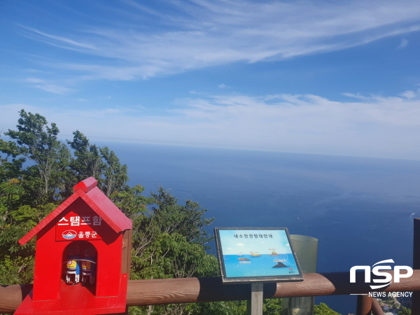 NSP통신-울릉도·독도 스탬프투어는 관광명소 18곳으로 구성됐고, 수요자 주도형 관광기회 제공과 함께 미션수행으로 재미와 추억을 담아갈 수 있다. 사진은 울릉 내수전 전망대에 있는 스탬프투어함 (울릉군)