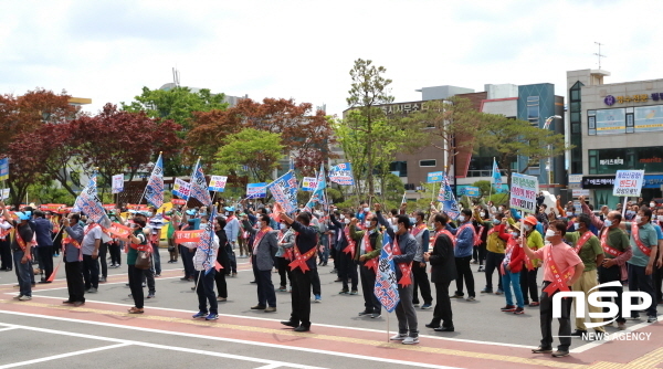 NSP통신-의성군 통합신공항 유치위원회는 의성군청 정문에서 통합신공항 이전 사업에 대한 성명서를 발표하고 주민들의 의사를 존중해 빠른 시일안에 부지를 선정하라고 촉구했다. (의성군)