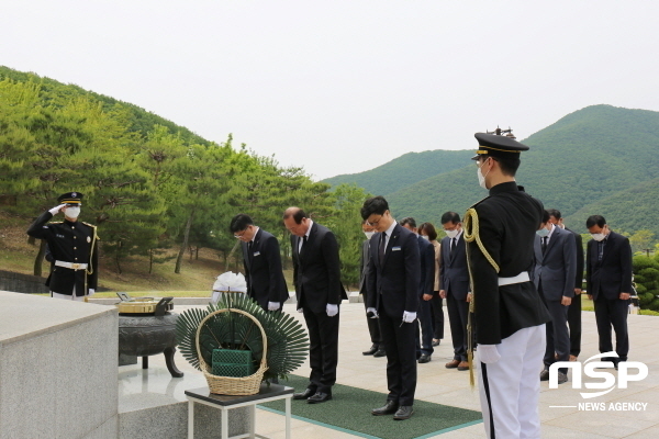 NSP통신-정창근 청장과 대구경북병무청 간부직원들이 3일 국립영천호국원을 방문해 현충탑을 참배했다 (대구경북지방병무청)