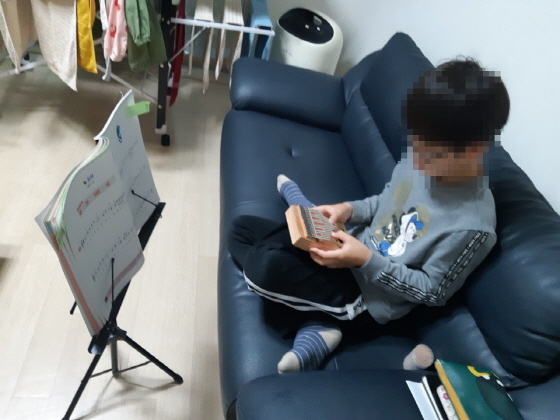 NSP통신-한 아동이 칼림바를 연주하는 모습. (오산시)
