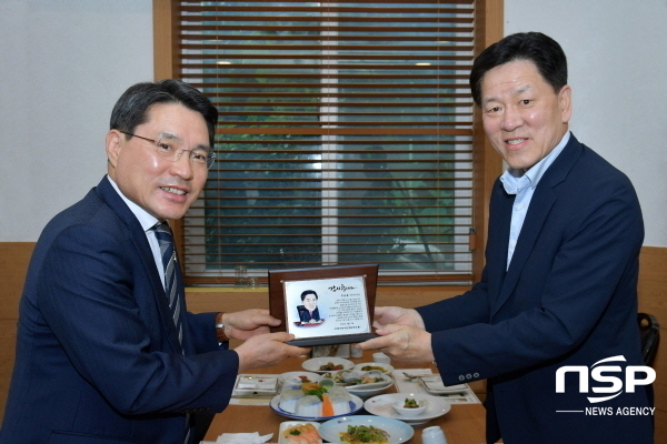 -권오봉 여수시장이 주승용 전 국회의원에게 30만 여수시민의 감사의 마음을 담은 기념패를 전달하고 있다. (여수시)